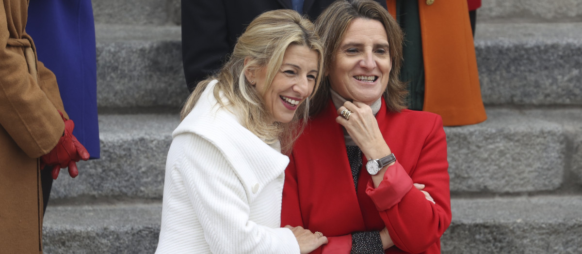 Yolanda Díaz bromea con Teresa Ribera