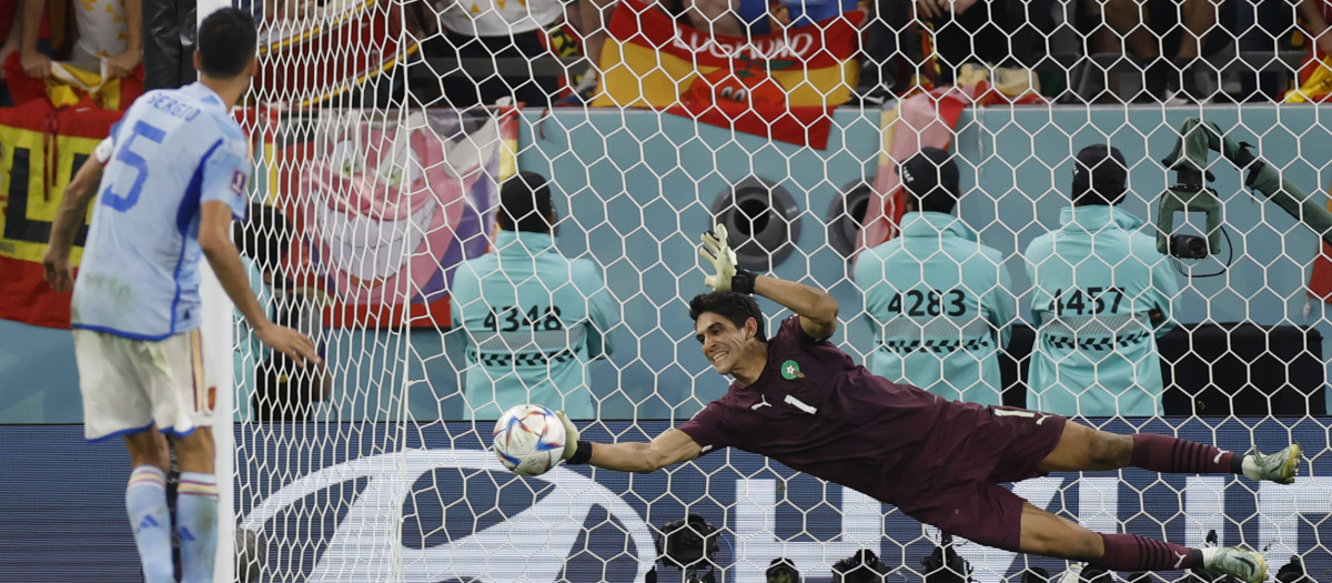 Yassine Bounou de Marruecos detiene un penalti a Sergio Busquets de España hoy, en un partido de los octavos de final del Mundial de Fútbol Qatar 2022 entre Marruecos y España en el estadio Ciudad de la Educación en Rayán