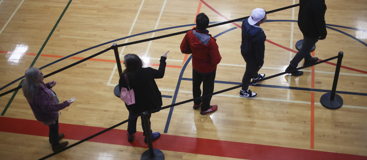 Los votantes esperan en fila para emitir sus votos para la segunda vuelta de las elecciones para  senador en Georgia, EE.UU.