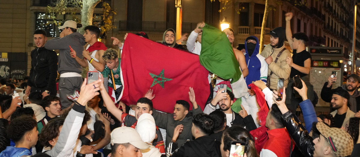 Con banderas y cánticos a favor de Marruecos han celebrado este histórico pase a cuartos del Mundial