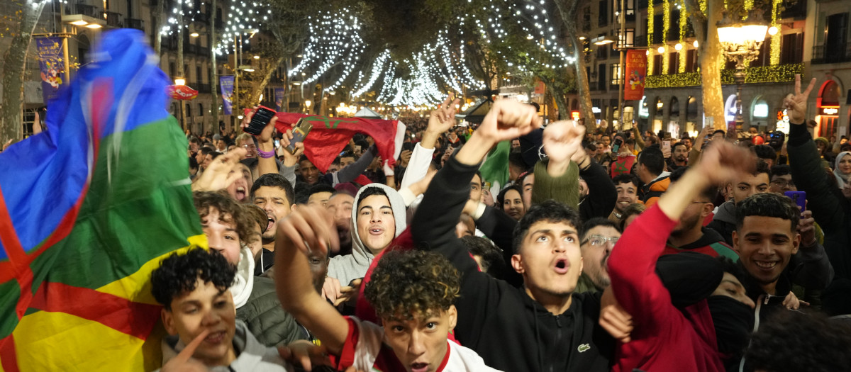 Canaletas, epicentro de la fiesta de los marroquíes en Barcelona