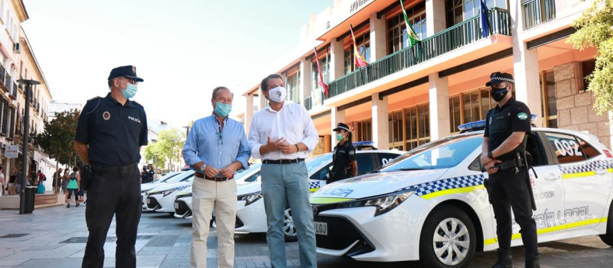 El alcalde junto a vehículos de la Policía Local, en una imagen de archivo