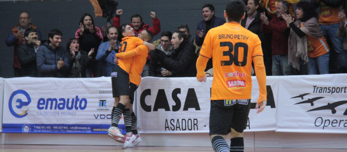 Los jugadores del Ribera Navarra celebran uno de los goles