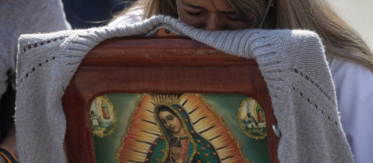 -FOTODELDÍA- MEX2332. CIUDAD DE MÉXICO (MÉXICO), 11/12/2022.- Feligreses en peregrinación llegan para festejar el día de la Virgen de Guadalupe hoy, en la Basílica de Guadalupe, de Ciudad de México (México). Cientos de miles de peregrinos comenzaron a llegar este domingo, en mayor cantidad, a la Basílica de Guadalupe en Ciudad de México en la víspera del Día de la Virgen que se celebrará el lunes luego de dos años de restricciones por la pandemia de la covid-19. EFE/ Isaac Esquivel
