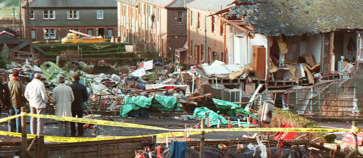 Escena de la devastación en Lockerbie, luego de que un avión 747 Pan Am Jumbo explotara y se estrellara sobre la ciudad escocesa