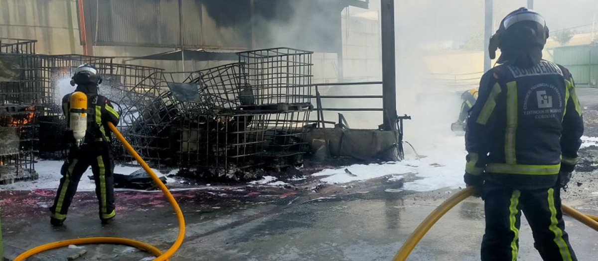 Incendio en el polígono industrial Huerto del Francés de Puente Genil