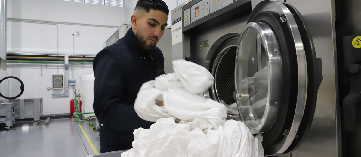 El obispo de Córdoba, Demetrio Fernández, visita las instalaciones Jordán Lavandería