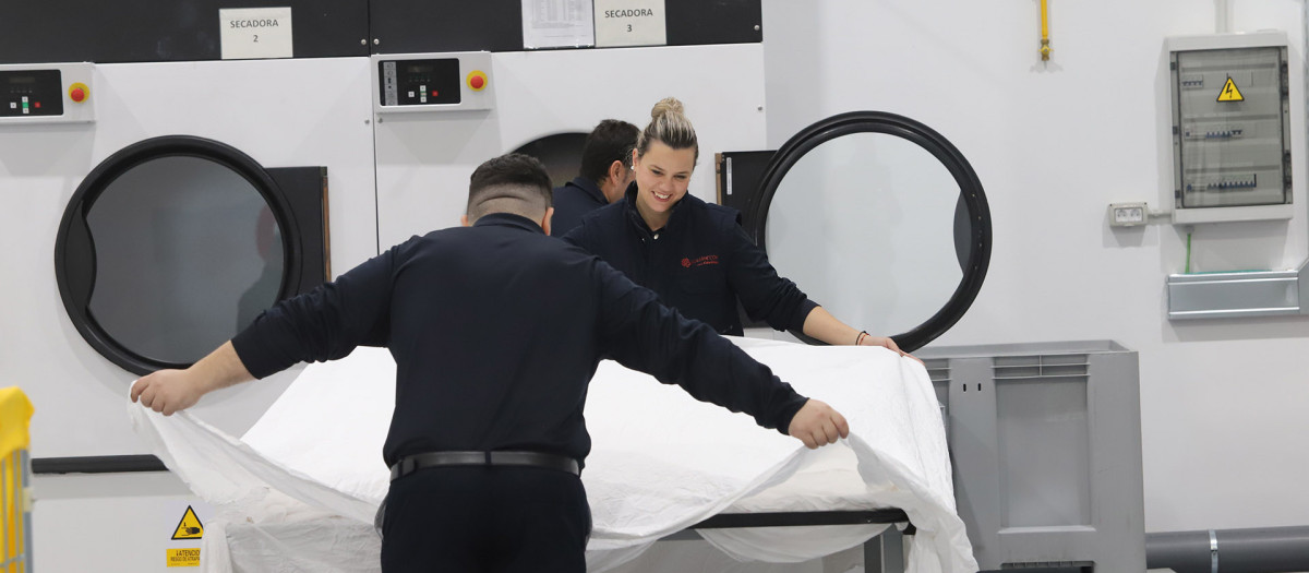 El obispo de Córdoba, Demetrio Fernández, visita las instalaciones Jordán Lavandería