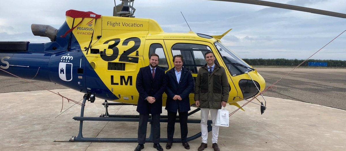 Agustín López (izda.), en la visita a Pegasus Aerogroup