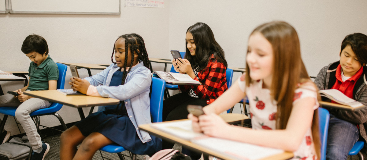 Niños en clase con el móvil