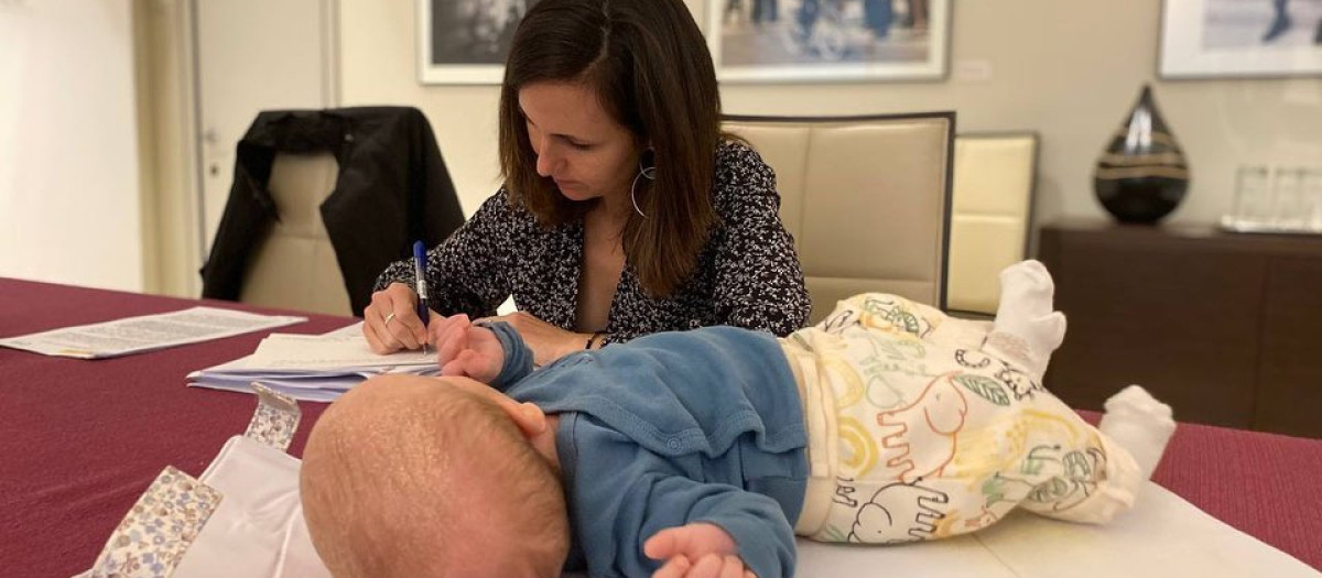 Ione Belarra junto a su hijo