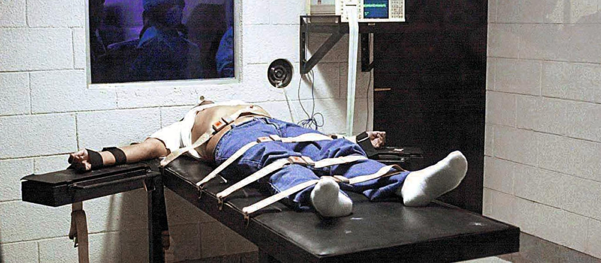 (FILE) Picture taken in June 2001 in Guatemala City during the execution by lethal injection of Tomas Cerrate Hernandez, for the kidnapping and murder, together with Luis Amilcar Cetino, of businesswoman Isabel de Botrán. Guatemala's President, Oscar Berger, announced 06 April 2005 he will seek for the abolition of the death penalty, to honor Pope John Paul II, who made the request in his three visits to the country. Thirty six inmates are currently sentenced to death in Guatemala.   AFP PHOTO/CORTESIA NUESTRO DIARIO / AFP PHOTO / NUESTRO DIARIO / STR