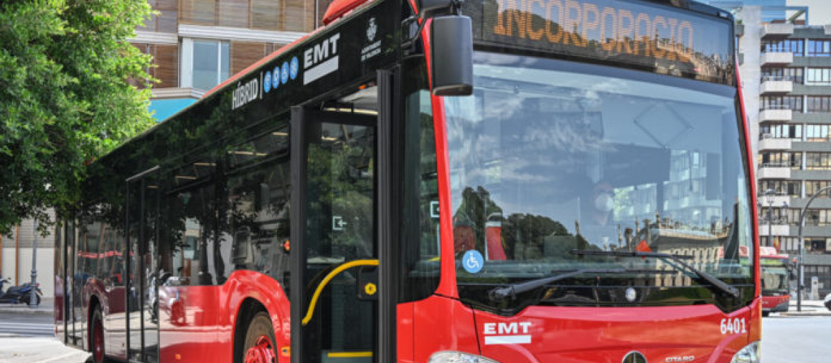 Un autobús de la empresa pública EMT, en Valencia.