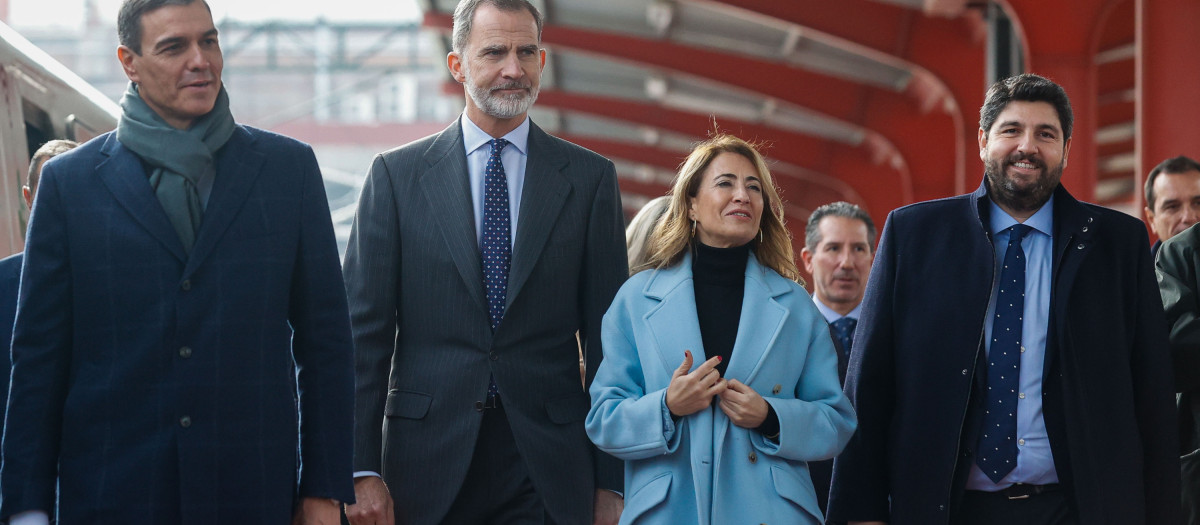 El rey Felipe VI preside la inauguración de la línea de Alta Velocidad Madrid-Murcia en compañía del presidente del gobierno, Pedro Sánchez (i), de la ministra de Transportes, Raquel Sánchez (2d) y del presidente de Murcia, Fernando López Miras (d)