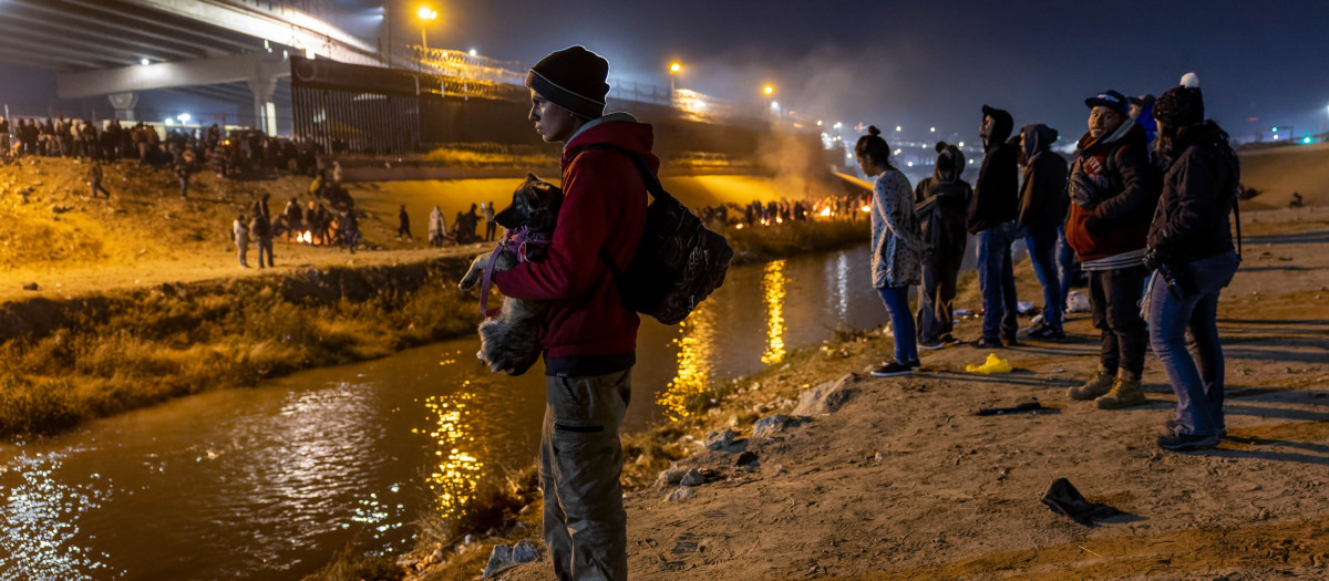 Inmigrantes hispanos a la orilla del Río Bravo esperando cruzar hacia El Paso, Texas