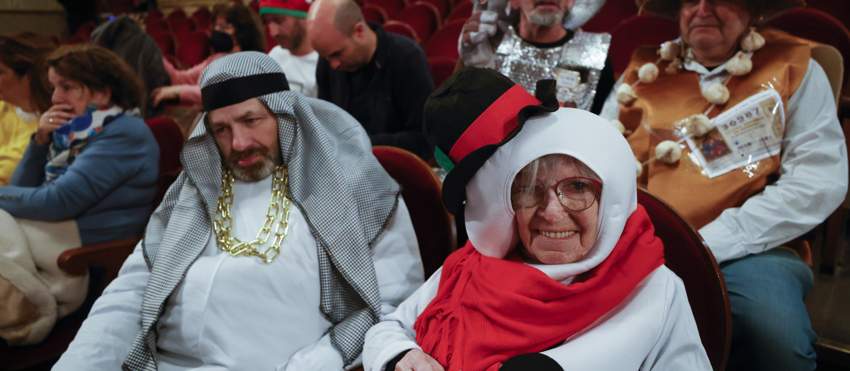 MADRID, 22/12/2022.- Un hombre ataviado con un traje estampado con décimos de lotería en el Teatro Real en Madrid donde se celebra el sorteo de El Gordo de Navidad, este jueves. EFE/ Javier Lizón