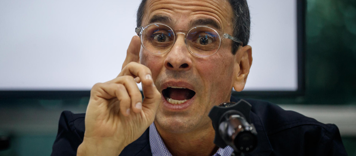 AME1901. CARACAS (VENEZUELA), 19/12/2022.- El opositor venezolano Henrique Capriles habla durante una rueda de prensa hoy, en Caracas (Venezuela). El opositor venezolano Henrique Capriles reclamó este lunes el fin del llamado Gobierno interino que encabeza Juan Guaidó desde 2019 -con la promesa de lograr elecciones libres-, al considerar que es una "política que fracasó" y se convirtió en un sistema que beneficia a un puñado de dirigentes y no a los ciudadanos.EFE/ Miguel Gutiérrez