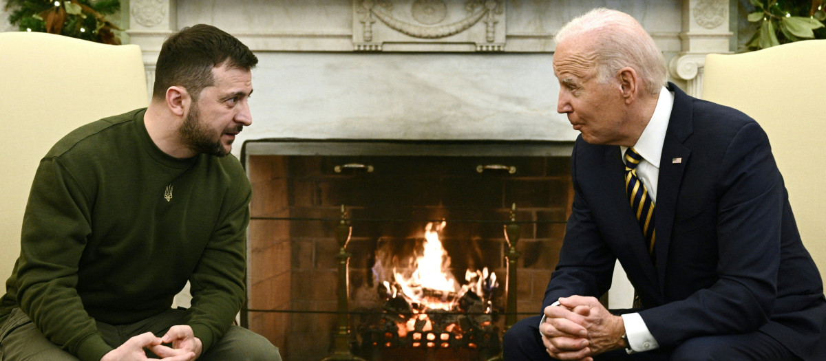 US President Joe Biden and Ukraine's President Volodymyr Zelensky meet in the Oval Office  of the White House, in Washington, DC on December 21, 2022. - Zelensky is in Washington to meet with US President Joe Biden and address Congress -- his first trip abroad since Russia invaded in February. (Photo by Brendan SMIALOWSKI / AFP) / ALTERNATIVE CROP