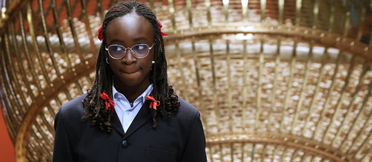 a estudiante de San Ildefonso Elisabeth Obarisiagbon Iyamu durante el sorteo de El Gordo de Navidad en el Teatro Real en Madrid