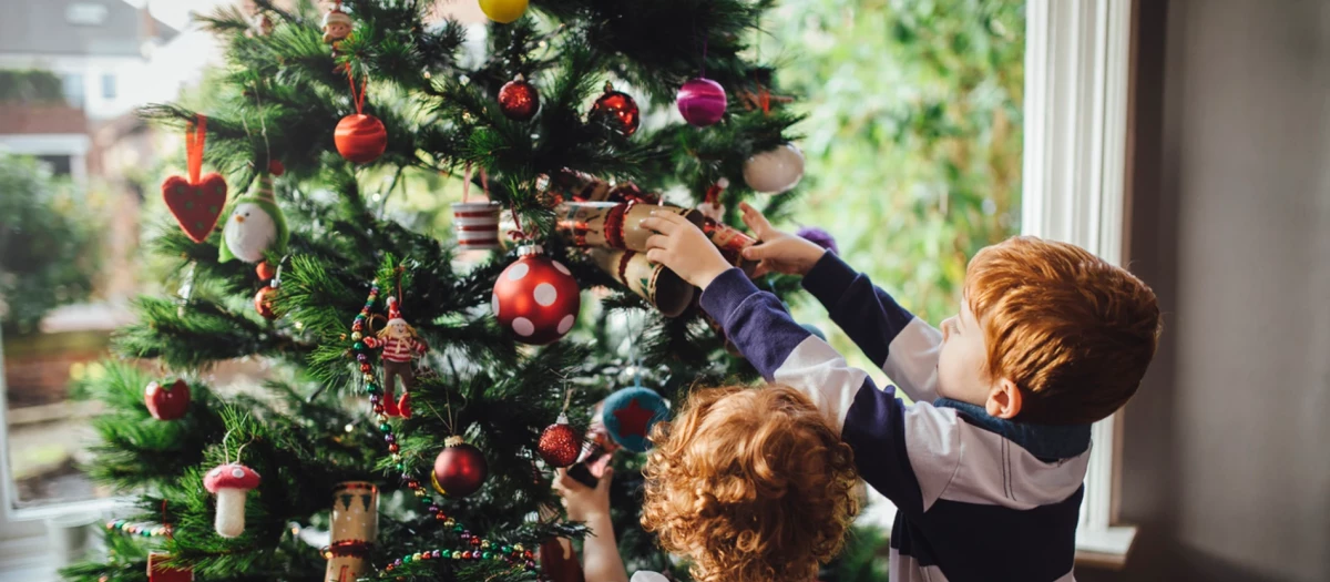 Decorar el árbol de Navidad