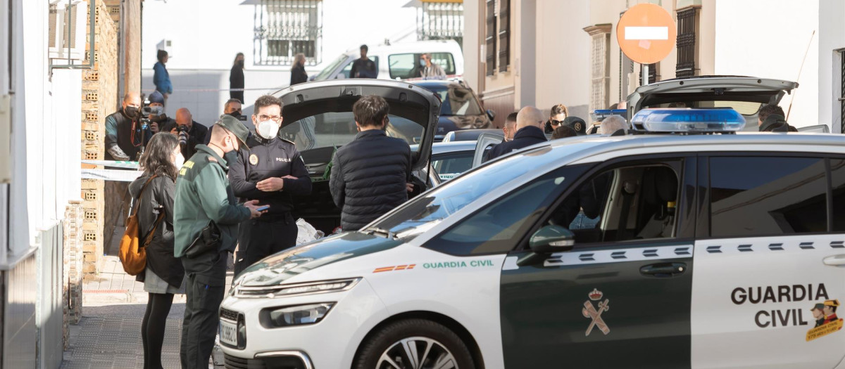 Agentes de Policía Nacional y Guardia Civil, en El Viso del Alcor, en una imagen de archivo