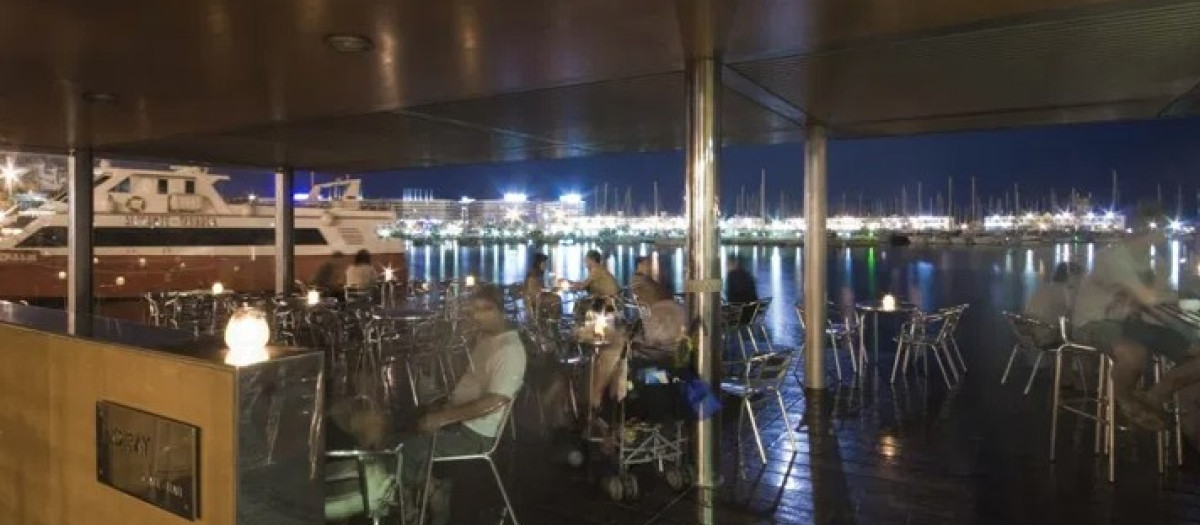 Una terraza en la zona del puerto de Alicante