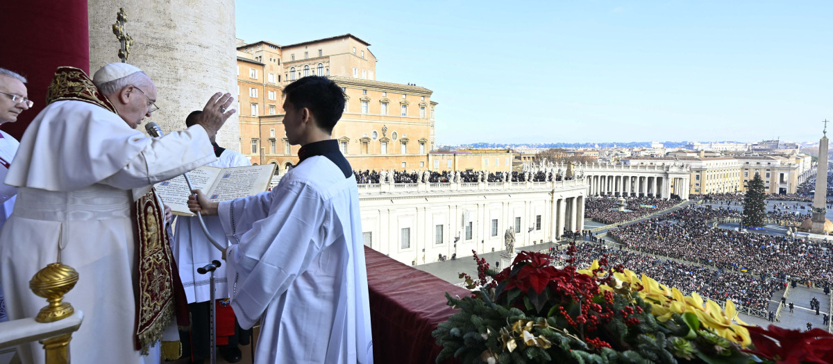 Pope Francis delivers his Christmas Urbi et Orbi blessing message (to the city and to the world) from the central balcony of St Peter s Basilica at the Vatican on December 25, 2022.