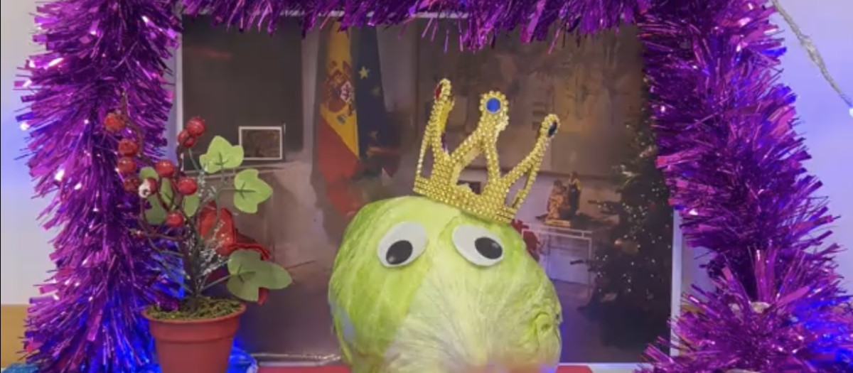Imagen del vídeo de Compromís en el que compara a Felipe VI con una lechuga