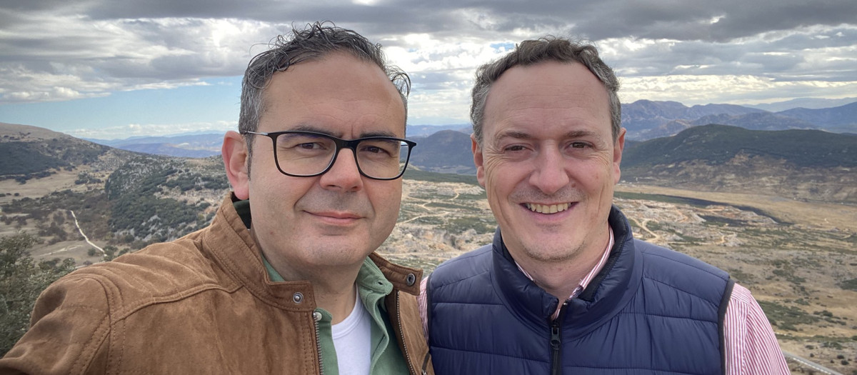 Giuseppe Aloisio (i) anunciaba esta tarde su renuncia como director general de Política Forestal y Medioambiental, cargo para el que ha sido nombrado Juan Ramón Pérez.