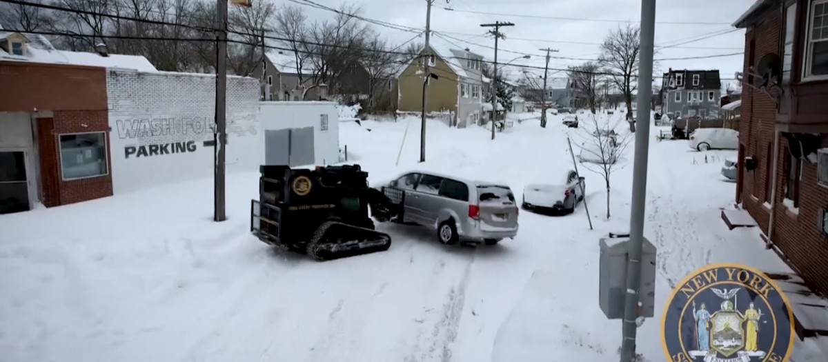 Imagen de una grúa especializada en mover coches en la nieve