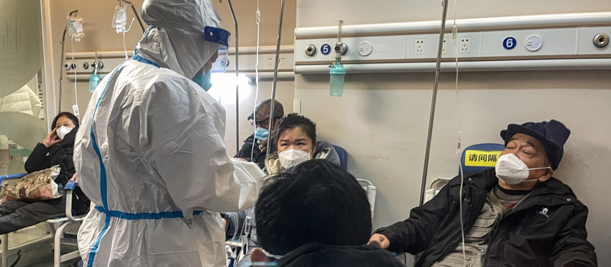 Varios enfermos reciben atención médica en Shanghái, China, el 23 de diciembre