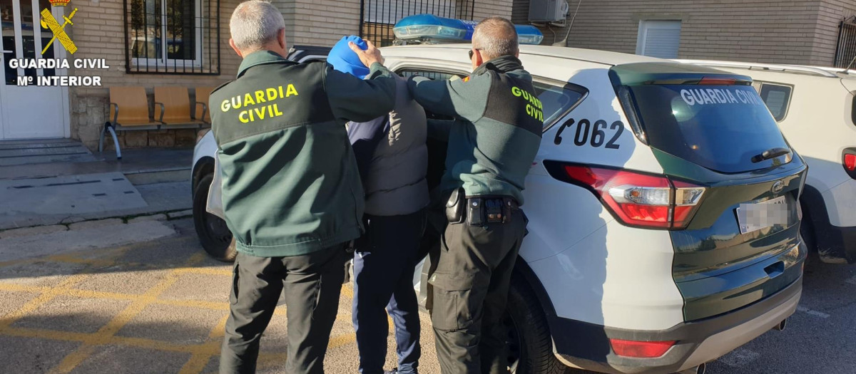 Momento de la detención del hijo arrestado por maltratar a su padre en Bétera