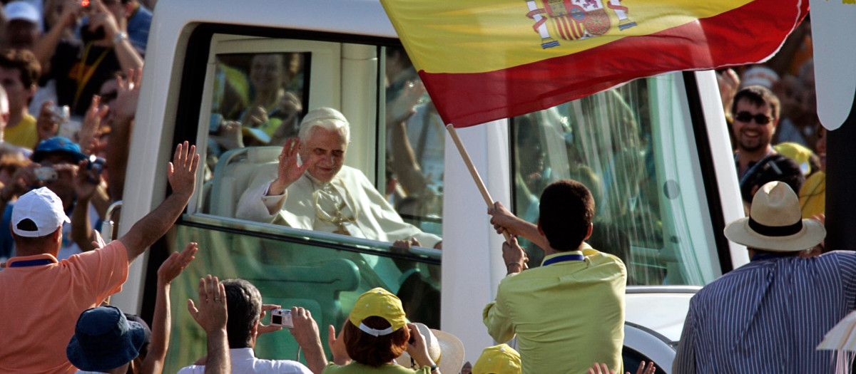 Benedicto XVI en el Papamóvil en su visita a Valencia, en 2006