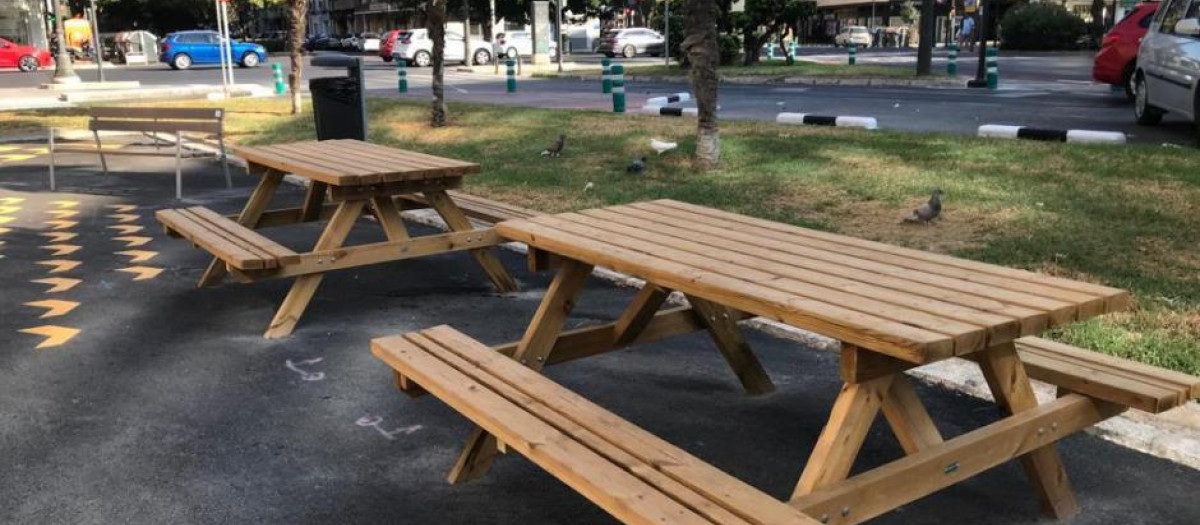 Merendero instalado en plena avenida Pérez Galdós de Valencia por Joan Ribó.