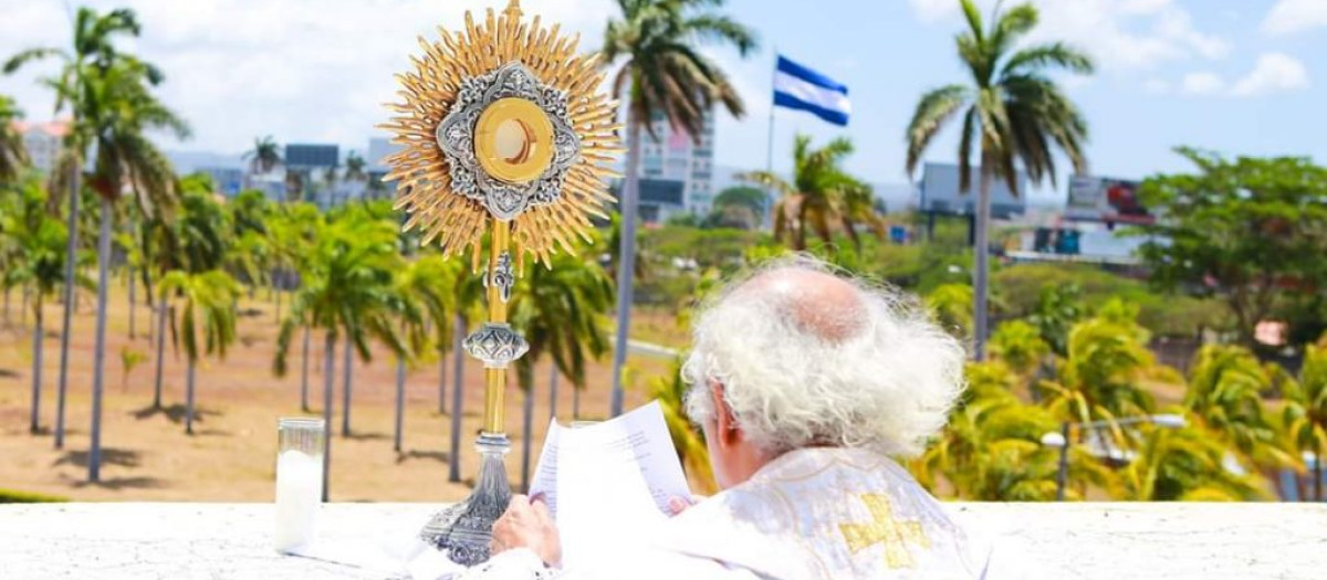 Imagen de otro año de la procesión de Jesús Sacramentado del 1 de enero