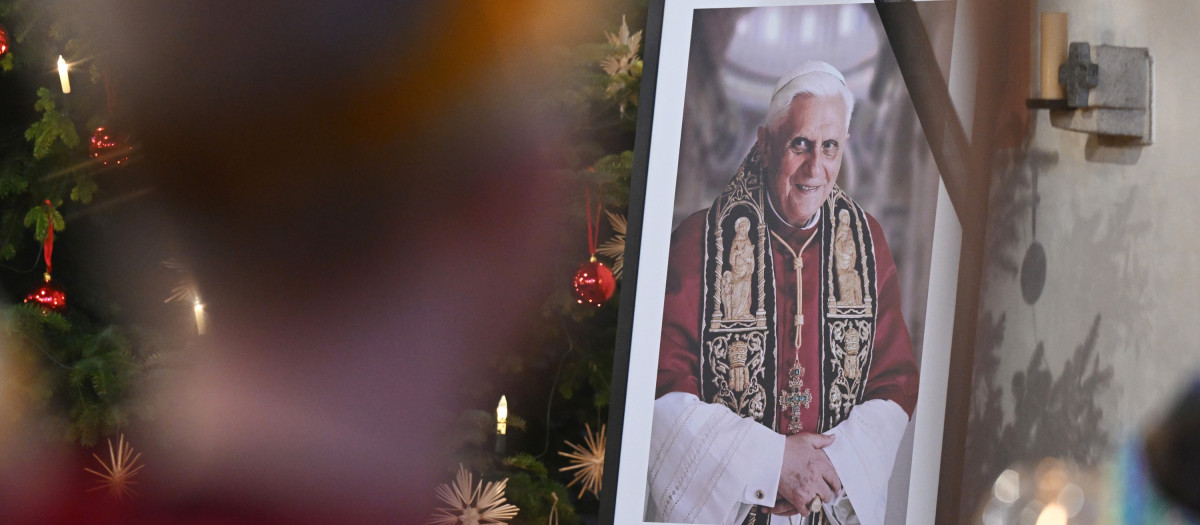 Una fotografía del Papa emérito Benedicto XVI se ve durante un culto en la iglesia católica St Oswald