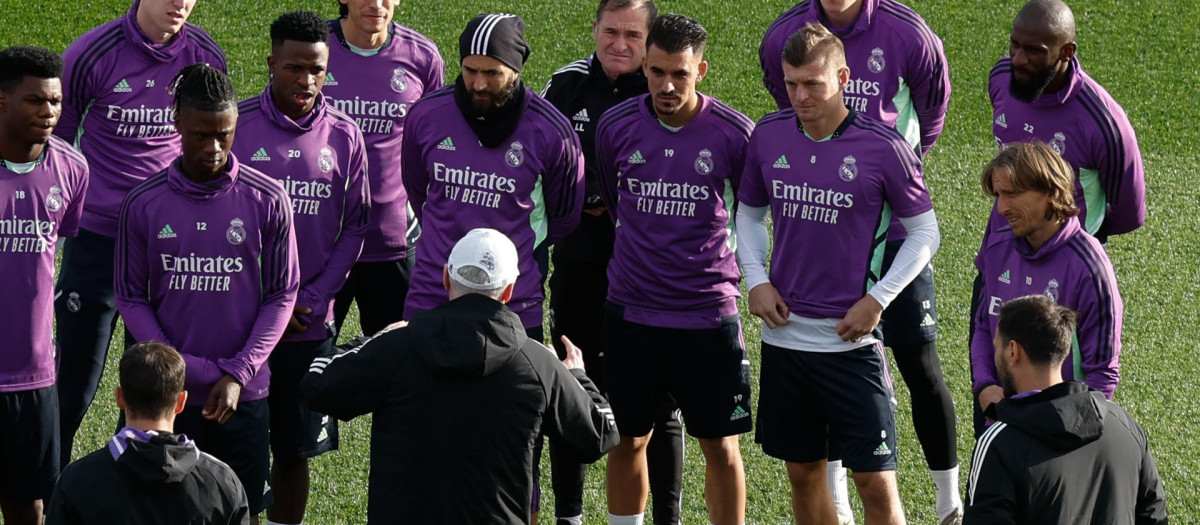 Ancelotti, dando las primeras indicaciones a sus jugadores en este entrenamiento