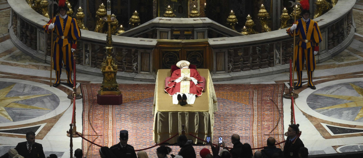 Capilla ardiente en la Basílica de San Pedro de Benedicto XVI