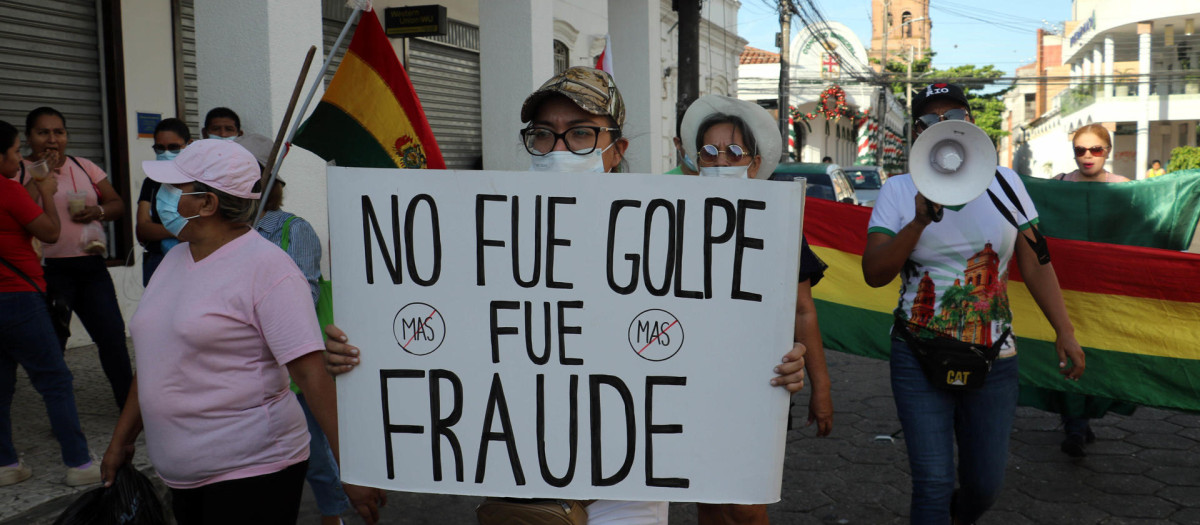 Personas protestan hoy contra la detención del gobernador de la región boliviana de Santa Cruz, el opositor Luis Fernando Camacho, en el centro histórico de Santa Cruz (Bolivia)