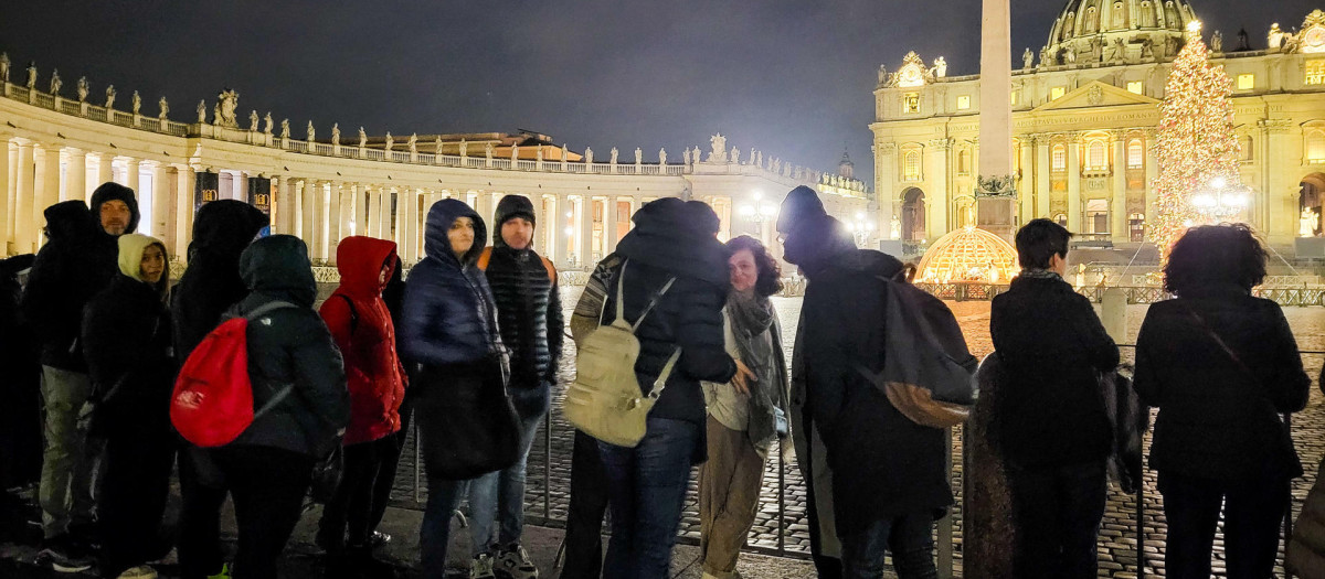 Los fieles empiezan a despedir al Papa emérito Benedicto XVI, fallecido el sábado a los 95 años de edad, en una capilla ardiente de tres días en la basílica de San Pedro, previa al funeral del próximo jueves.