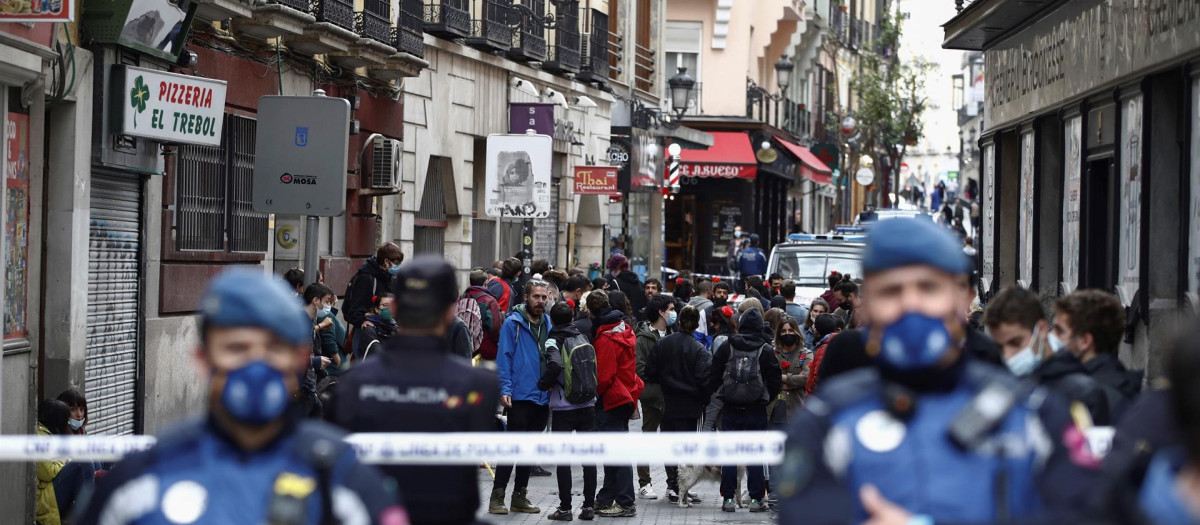 Varias personas, en la zona acordonada por la Policía alrededor del antiguo hostal Cantábrico okupado por el colectivo social