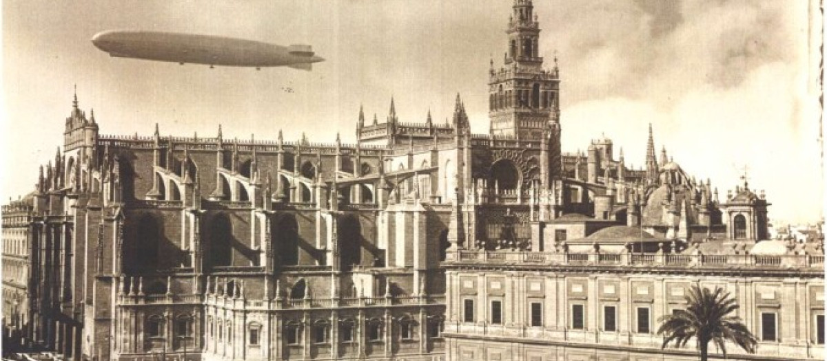 Desde la azotea del Coliseo España, Emigdio Mariani y Piazza captó esta imagen del dirigible Zeppelín sobrevolando la catedral sevillana, en 1933