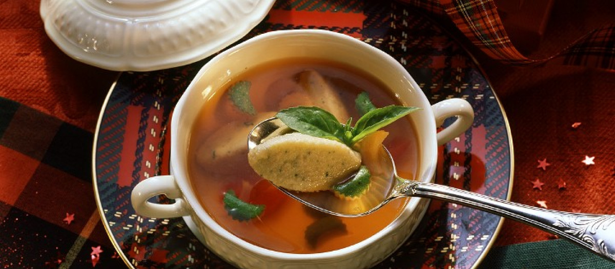 Clear tomato soup with basil dumplings in soup plate 
Albahaca Albondiga Albondiga de semola Albondiguilla de semola Albondiguilla de sémola Albóndiga Albóndiga de sémola Caldo Calido Caliente Carne en la sopa Causa Comida Comida de verdura Consome Consomé Cálido Entrada Entremes Entremés Epoca del ano Estacion Estacion del ano Estación Estación del año Food Guiso de Navidad Hierbas Hierbas aromaticas Hierbas aromáticas Hortalizas Invierno Menu de Navidad Menú de Navidad Motivo Nadie Navidad Noqui Noqui de albahaca Ocasion Ocasión Parte del menu Parte del menú Plato Plato de Navidad Plato de tomate Plato de verdura Plato de verdura de fruta Plato hondo Plato sopero Razon Razón Serie Sopa Sopa de Navidad Sopa de albondiguilla de semola Sopa de albondiguilla de sémola Sopa de noquis de semola Sopa de tomate Sopa de ñoquis de sémola Taza de sopa Tomate Verdura de fruta Verduras Época del año Ñoqui Ñoqui de albahaca