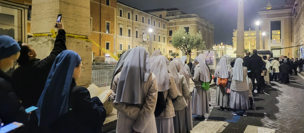 La basílica de San Pedro en el Vaticano acoge por segundo día la capilla ardiente del papa emérito Benedicto XVI, fallecido el pasado sábado a los 95 años