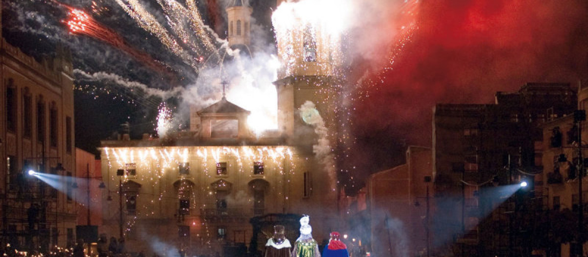 Melchor, Gaspar y Baltasar, dirigiéndose a la Adoración al Niño Jesús durante la Cabalgata de Alcoy, en Alicante.