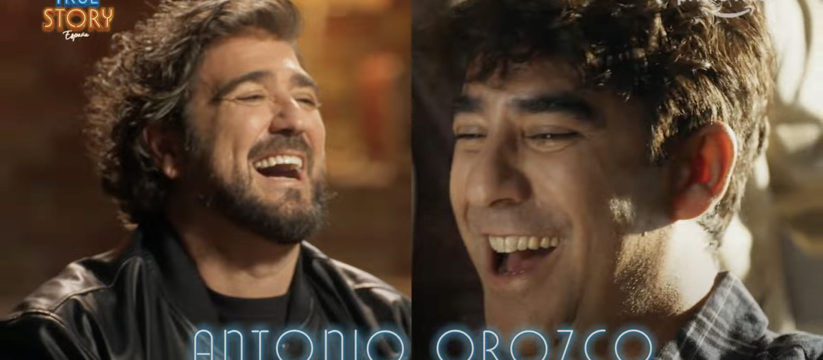 Antonio Orozco y, a su derecha, el actor que lo interpreta en 'True Story'