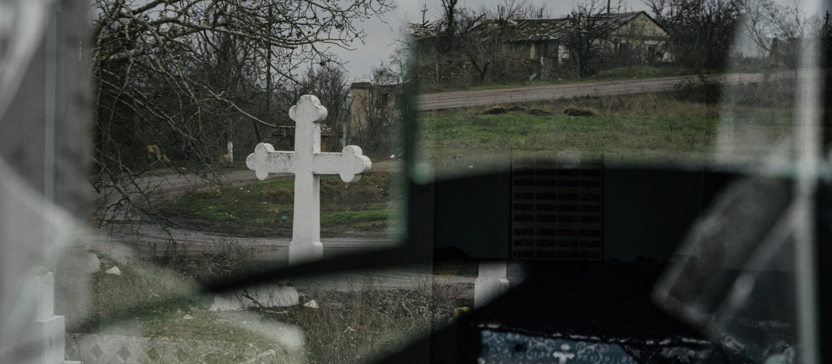 El reflejo de una cruz en un cristal roto de una ventana de la iglesia ortodoxa en Kherson