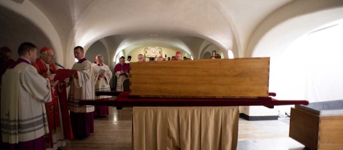 El ataúd de Benedicto XVI, en la cripta vaticana