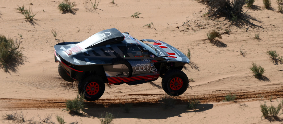 Carlos Sainz, con su coche híbrido de Audi, en la etapa de este jueves en el Dakar