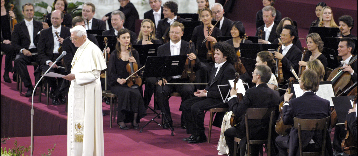 El Papa Benedicto XVI, durante un concierto en la Stuttgart Radiophonic Orchestra durante su 80 cumpleaños en el Vaticano